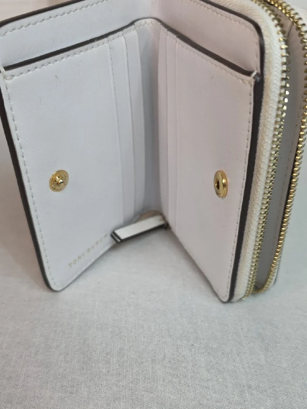 Tory Burch Britten soft bifold wallet - Picture 3 of 8